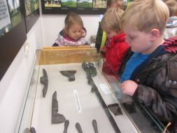 WYCIECZKA STARSZAKÓW DO MUZEUM REGIONALNEGO W KRAŚNIKU 