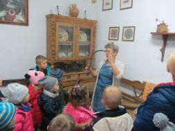 WYCIECZKA STARSZAKÓW DO MUZEUM REGIONALNEGO W KRAŚNIKU 