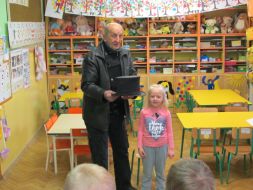 Rzadko się to dzieciom zdarza, by zobaczyć kominiarza... 