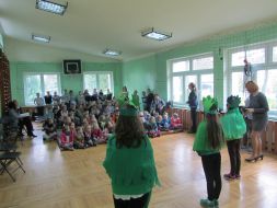 Teatrzyk szkolny ZIELONY KAPTUREK I GŁODNY WILK 