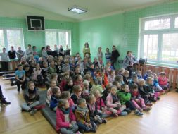 Teatrzyk szkolny ZIELONY KAPTUREK I GŁODNY WILK 