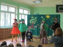 Teatrzyk szkolny ZIELONY KAPTUREK I GŁODNY WILK 