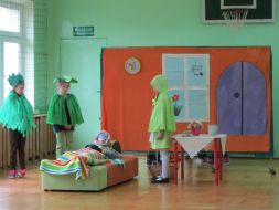 Teatrzyk szkolny ZIELONY KAPTUREK I GŁODNY WILK 