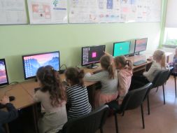 GR II W sali informatycznej