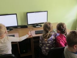 GR II W sali informatycznej