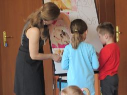 Przedszkolaki w bibliotece szkolnej