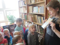 Przedszkolaki w bibliotece szkolnej
