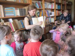 Przedszkolaki w bibliotece szkolnej