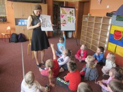 Przedszkolaki w bibliotece szkolnej