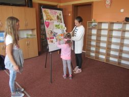 Przedszkolaki w bibliotece szkolnej