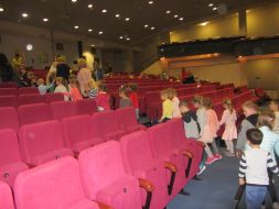 WYCIECZKA DO TEATRU