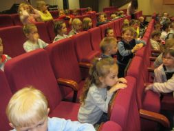 WYCIECZKA DO TEATRU
