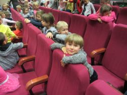 WYCIECZKA DO TEATRU