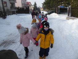 Zimowy spacer przedszkolaków  