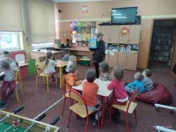 PIERWSZA WIZYTA MALUCHÓW W BIBLIOTECE SZKOLNEJ SP4