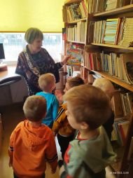 PIERWSZA WIZYTA MALUCHÓW W BIBLIOTECE SZKOLNEJ SP4