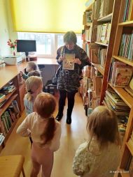 PIERWSZA WIZYTA MALUCHÓW W BIBLIOTECE SZKOLNEJ SP4
