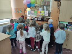 PIERWSZA WIZYTA MALUCHÓW W BIBLIOTECE SZKOLNEJ SP4