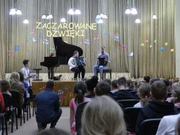 WIZYTA STARSZAKÓW W SZKOLE MUZYCZNEJ 