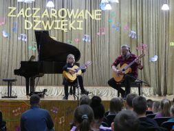 WIZYTA STARSZAKÓW W SZKOLE MUZYCZNEJ 