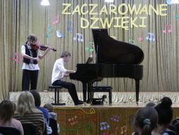 WIZYTA STARSZAKÓW W SZKOLE MUZYCZNEJ 