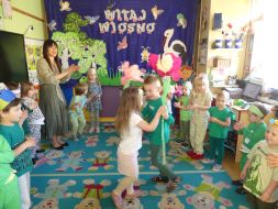 ZIELONY BAL – PRZEDSZKOLAKI WITAJĄ WIOSNĘ   