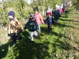 JESIENIĄ JESIENIĄ SADY SIĘ RUMIENIĄ