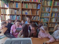  GR I WYCIECZKA DO BIBLIOTEKI SZKOLNEJ 