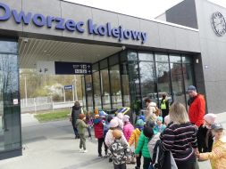  JEDZIE POCIĄG Z DALEKA  